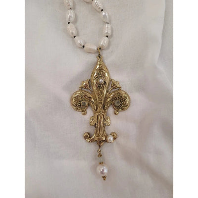 Fleur de Lis Necklace Pearl