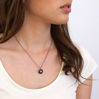 Louise Douglas l Pearl Cap Necklace - Silver